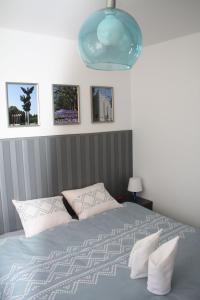 シュチェチンにあるCentrumのベッドルーム1室(青いランプ付きのベッド1台付)