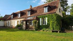 una casa con hiedra creciendo a su lado en le clos des etoiles B&B, en Le Bugue