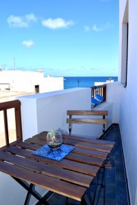 アリエタにあるLa Casa del Atlánticoの海の景色を望むバルコニー(木製テーブル付)