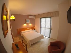 Postel nebo postele na pokoji v ubytování Hotel Complejo Los Rosales