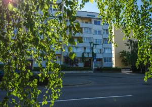 an empty street in front of a building at Poruka apartamenti in Ventspils