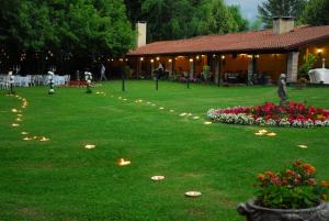 un jardín con luces en el césped y un edificio en Hotel Villa Luppis en Pasiano di Pordenone