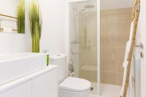 ポルトにあるAPOSENTUS - Your home at Pinheiro's Residenceの白いバスルーム(トイレ、シャワー付)