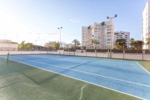 un court de tennis en plein cœur d'une ville dans l'établissement Nations Apartment with pool, à Alicante