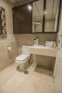 y baño con aseo, lavabo y espejo. en Skyline Penthouse en Alicante
