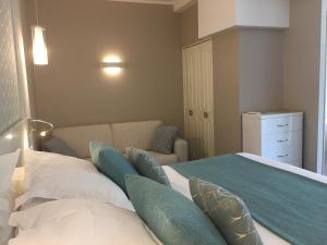 Cama ou camas em um quarto em Hotel Molière