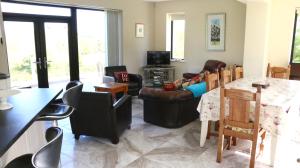 un soggiorno con un divano e un tavolo di Emy Lakehouse - near Castle Leslie, Glaslough a Monaghan