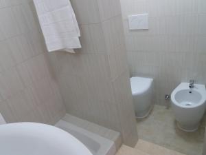 een witte badkamer met een toilet en een wastafel bij Casa vacanze Annette in Santa Maria al Bagno