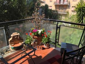 チボリにあるLuxury Apartmentの鉢植えの植物、テーブルと椅子付きのバルコニー