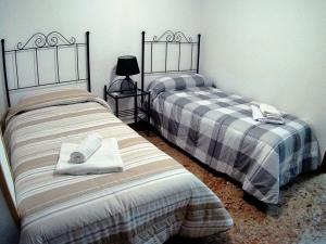 ベニドルムにあるApartamento Completo Maravall Centroのタオル付きのドミトリールームのベッド2台