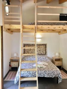 Katil dua tingkat atau katil-katil dua tingkat dalam bilik di Tenuta Pozzi