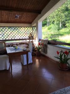 d'une salle à manger avec une table et une fenêtre. dans l'établissement Il Ghiro B&B, à Riccò del Golfo di Spezia