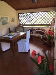 d'une salle à manger avec une table, des chaises et une fenêtre. dans l'établissement Il Ghiro B&B, à Riccò del Golfo di Spezia