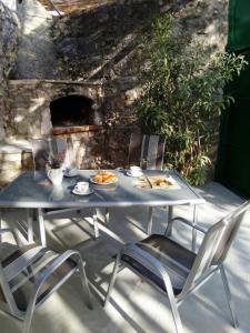 een tafel met borden eten erop met twee stoelen bij Zelena Oaza Mira Bribir in Bribir