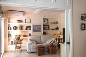 a living room with a couch and shelves at Jardines del Mar Marbella in Marbella