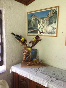 une statue d'un homme tenant un pistolet sur une table dans l'établissement Il Ghiro B&B, à Riccò del Golfo di Spezia