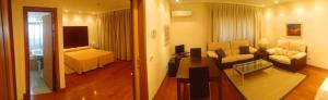 A bed or beds in a room at Hotel Escuela Madrid