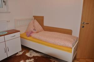Postel nebo postele na pokoji v ubytování Rezidenca Ervin
