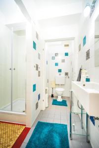 bagno con lavandino e servizi igienici di 10 Min. Downtown - 2 Bedrooms - Parking a Vienna