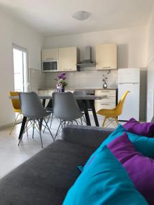 Kuchyň nebo kuchyňský kout v ubytování Apartments J&K