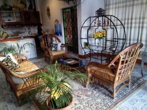 a living room with chairs and a table at Sarisa House in Iquitos