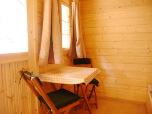 ラインスベルクにあるVilla Sperlingslustの窓付きの客室で、小さなテーブルと椅子が備わります。