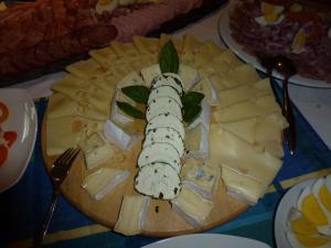 un plato de queso con un objeto muerto. en Zistler's Blaufränkischhof, en Deutschkreutz