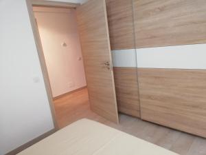 armadio con porte in legno in camera di Luminoso Apartamento Con Parking a Santiago de Compostela