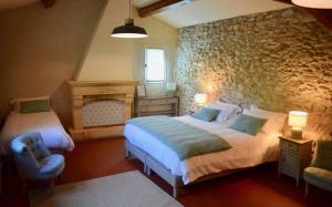 A bed or beds in a room at La Bastide Bleue