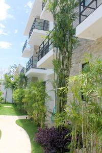 een gebouw met planten aan de zijkant bij Yaax Kiin Tulum in Tulum