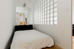 una camera bianca con un letto e una finestra di Pamka place a Budapest