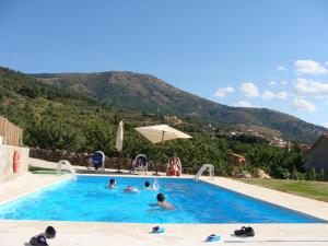 un grupo de personas en una piscina en Apartamentos rurales Manolo, en Casas del Monte