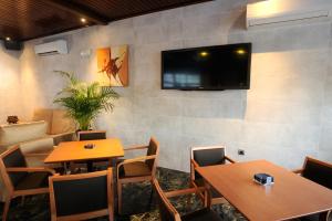 TV a/nebo společenská místnost v ubytování Hotel Complejo Los Rosales