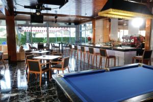una mesa de billar en un restaurante con bar en Hotel Complejo Los Rosales, en Torremolinos