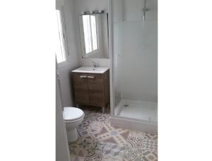 バレンシアにあるSmart Apartment near Malvarossa beachのバスルーム(トイレ、洗面台、シャワー付)