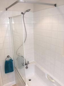 a bathroom with a shower and a bath tub at Stunning House in Felinheli Marina in Y Felinheli