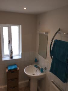 a bathroom with a sink and a mirror at Stunning House in Felinheli Marina in Y Felinheli +28 photos
