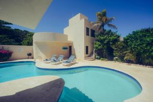 Bazén v ubytování Aquatech Villas DeRosa Resort nebo v jeho okolí
