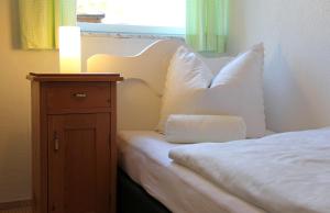 グレーミッツにあるEllaのベッド(白い枕、テーブルの上のランプ付)