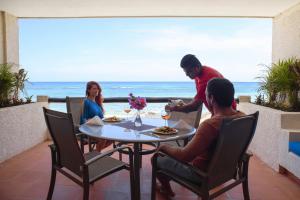 Nápoje v ubytování Aquatech Villas DeRosa Resort