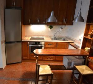 カソルラにあるCalle Nueva 12のキッチン(木製キャビネット、ステンレス製の冷蔵庫付)