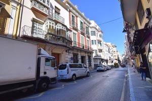 una calle con coches estacionados en el lateral de un edificio en Apt. El Escondite, Centro Histórico, en Málaga