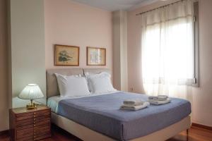 En eller flere senge i et værelse på Pentari-Bitsakis House