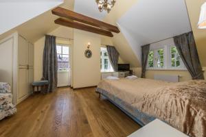 帕兰加1956旅馆的一间卧室设有一张大床,铺有木地板。