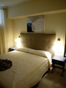 アデへにあるAltamira, El Duqueのベッドルーム1室(白いベッド1台、ナイトスタンド2台付)