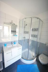 bagno con doccia, lavandino e servizi igienici di Gold Town Split CENTRE Old Town a Spalato (Split)