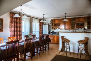 cocina y comedor con mesa y sillas en Prague Sweet Home en Praga