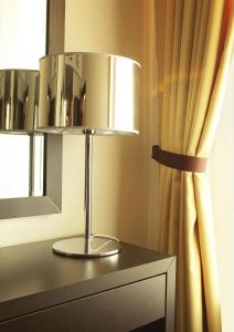 Příslušenství pro přípravu čaje a kávy v ubytování Menorah Hotel