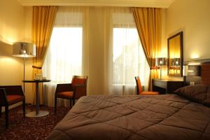 Postel nebo postele na pokoji v ubytování Menorah Hotel