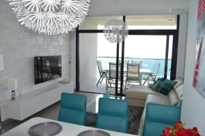 uma sala de estar com um sofá e um lustre em Sunset Drive Exclusive - Benidorm em Benidorm